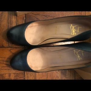 Simple pump from Louboutin. Box and dust bag included